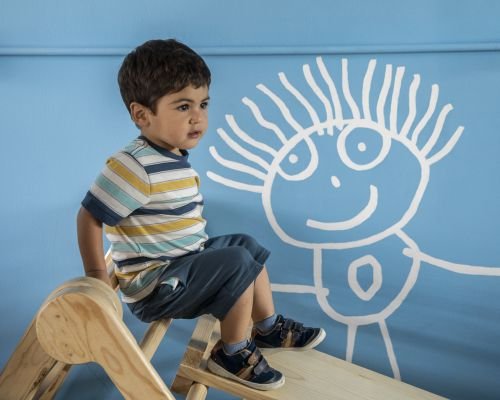 Niño jugando en una resbaladilla
