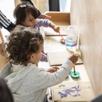 Niños pintando con acuarelas
