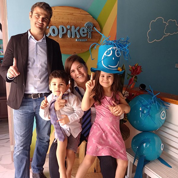 Educadores con niños