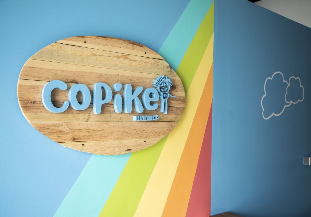 Placa con logo de copike
