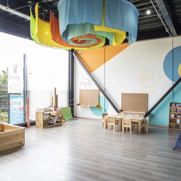 Espacio con bancas y escritorios para niños